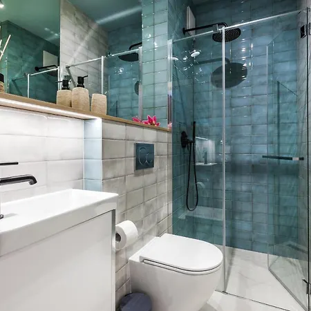 Plac Unii Aquamarine Premium Апартаменты *